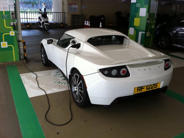 1280px-HK_Central_Star_Ferry_Multi-storey_Carpark_EV_Electric_Vehicle_Charging_white_race_automobile_Dec-2012